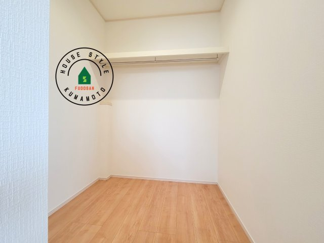 熊本市北区龍田弓削1丁目第1-2棟（A号棟）の内観：施工例|洋服や大きな荷物が多い方や人数の多いご家族などは、一般的なクローゼットよりもウォークインクローゼットのほうが使い勝手が良いです。