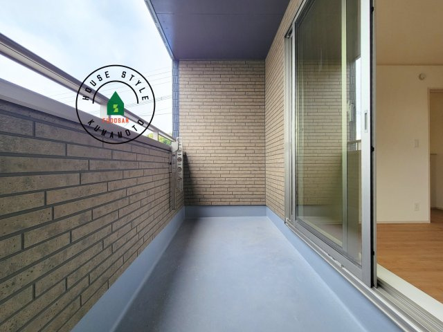 熊本市北区龍田弓削1丁目第1-2棟（A号棟）の外観：施工例|風をしっかりと感じられるバルコニーでは、毎日が洗濯日和です。広々としているので洗濯も楽しくなるでしょうし、気分転換にバルコニーからの眺めを楽しむのもいいでしょう。