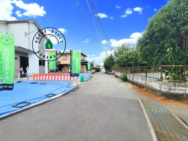 熊本市北区龍田弓削1丁目第1-2棟（A号棟）の前面道路含む現地写真|前面道路は閑静な住宅地をはしる車通りの少ない道路。お車の出し入れが苦手なママや小さなお子様にも安心ですね。しっかり舗装もされているので、ベビーカーや自転車で通っても快適に通行できます。