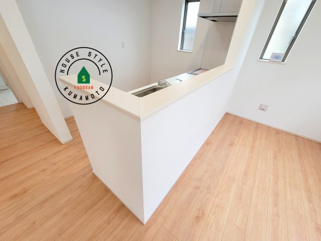 熊本市北区龍田弓削1丁目第1-2棟（A号棟）の内観：施工例|キッチンから立ち込める香りが今日の料理を期待させます。