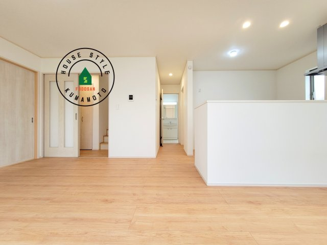 熊本市北区龍田弓削1丁目第1-2棟（A号棟）の内観：施工例|キッチンからリビングをしっかり確認できます。家族の笑顔があふれる空間になりそうですね。同社