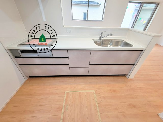 熊本市北区龍田弓削1丁目第1-2棟（A号棟）の内観：施工例|ご家族を近くに感じられる対面キッチンのLDK。会話もはずみそうですね。