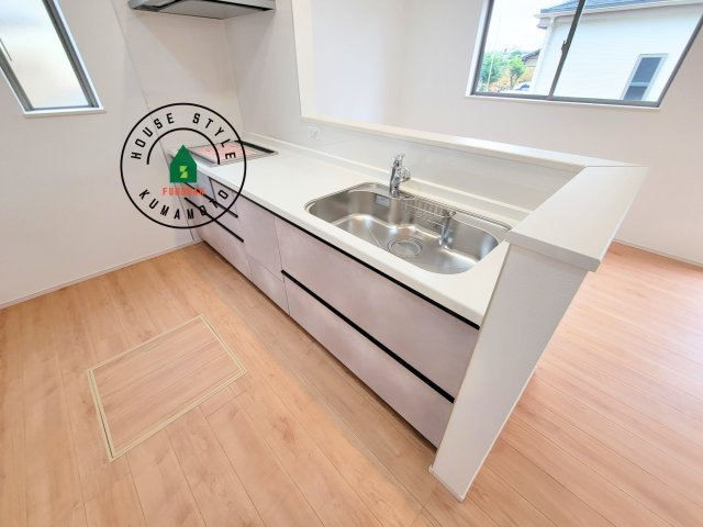 熊本市北区龍田弓削1丁目第1-2棟（A号棟）の内観：施工例|ダイニングテーブルへの配膳がラクラク、お料理はかどるカウンター付きシステムキッチン！