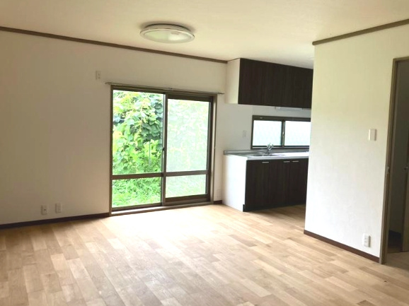 大網白里市南横川　中古戸建の居間・リビング|内外装リフォーム済み令和7年8月 敷地約185坪ドックラン・家庭菜園・バーベキューが可能です 