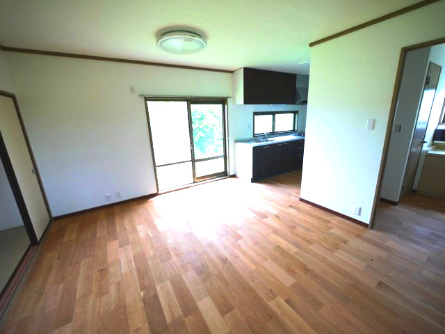大網白里市南横川　中古戸建の居間・リビング|内外装リフォーム済み令和7年8月 敷地約185坪ドックラン・家庭菜園・バーベキューが可能です 