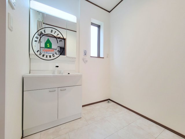 熊本市北区龍田弓削1丁目第1-2棟（B号棟）の内観：施工例|ゆとりの洗面スペースで朝の身支度もスムーズに。暮らしを快適に変えるシャワー付洗面台です！