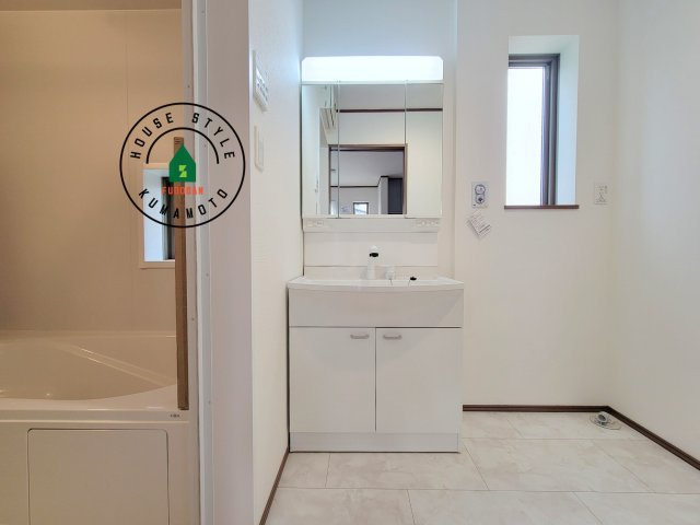 熊本市北区龍田弓削1丁目第1-2棟（B号棟）の内観：施工例|毎日使うものだから清潔な空間を保ちたい水回り。洗面にはそんな願いを解消させてくれる収納アイデアが満載です。三面鏡の裏側にはキャビネットが現れ小物から背の高い物まで収納できます。