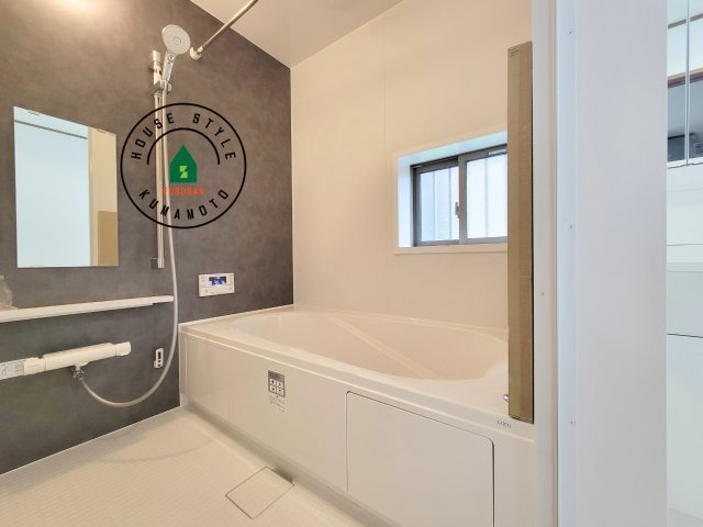 熊本市北区龍田弓削1丁目第1-2棟（B号棟）の内観：施工例|1日の疲れを癒してくれる広々バスルーム。雨の日のお洗濯にも大活躍な浴室乾燥機付です！