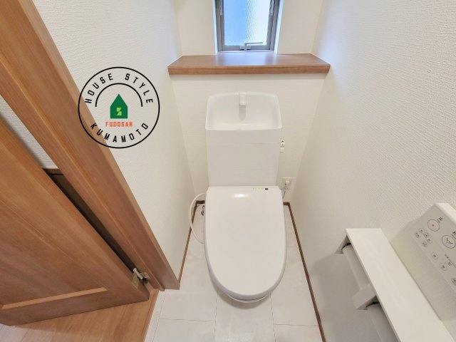 熊本市北区龍田弓削1丁目第1-2棟（B号棟）の内観：施工例|温水洗浄便座を完備しております。2ヶ所にトイレがあるのは朝の慌ただしい時間も安心です。