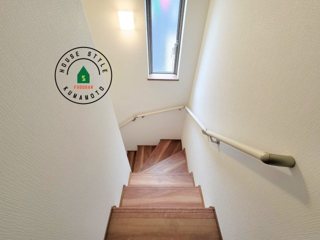 熊本市北区龍田弓削1丁目第1-2棟（B号棟）の内観：施工例|＜手すり付階段＞手すりがないと階段の昇り降りで危険なことはもちろん、壁に手をつきながら歩くことで壁紙が汚れやすくなります。すべての方に快適に昇り降りしていただくため、手すりを設置しました。