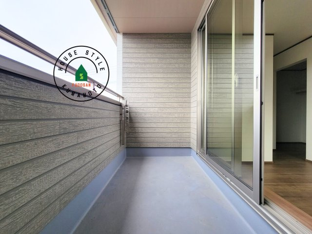 熊本市北区龍田弓削1丁目第1-2棟（B号棟）の外観：施工例|風をしっかりと感じられるバルコニーでは、毎日が洗濯日和です。広々としているので洗濯も楽しくなるでしょうし、気分転換にバルコニーからの眺めを楽しむのもいいでしょう。