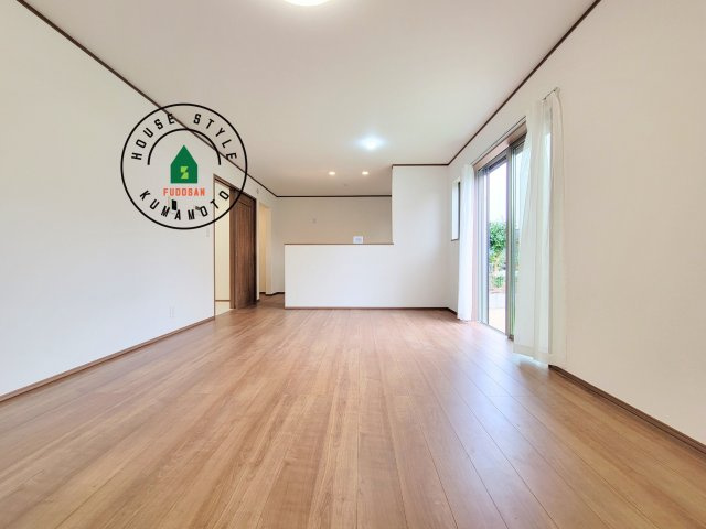 熊本市北区龍田弓削1丁目第1-2棟（B号棟）の内観：施工例|キッチンからリビングをしっかり確認できます。家族の笑顔があふれる空間になりそうですね。同社