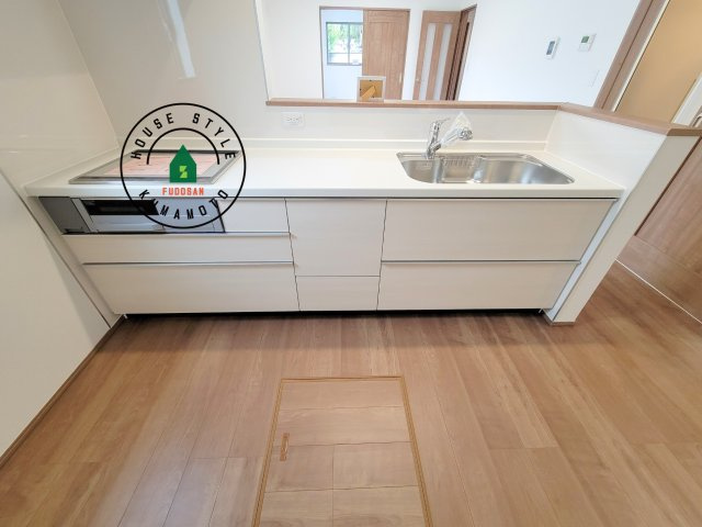 熊本市北区龍田弓削1丁目第1-2棟（B号棟）の内観：施工例|ご家族を近くに感じられる対面キッチンのLDK。会話もはずみそうですね。