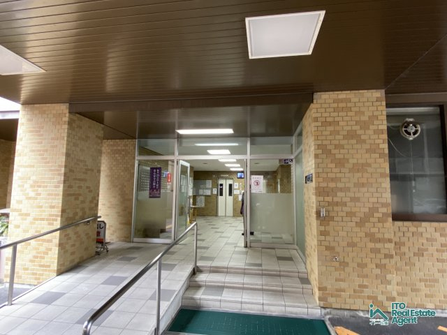 メガロコープ西陣 A棟のエントランス