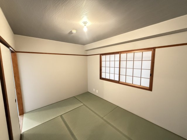 アルモード京都高辻の和室|約6帖の和室です。押入れがあり収納充実しています。