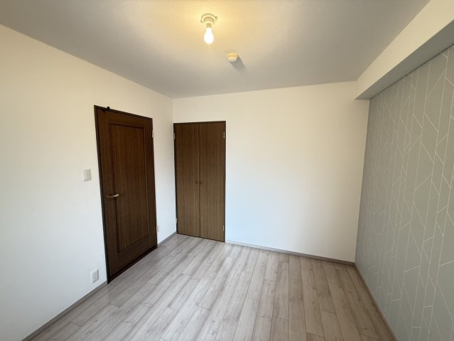 アルモード京都高辻の洋室|約6帖の洋室です。収納もございます。