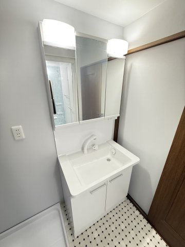 アルモード京都高辻の独立洗面台|シャンプードレッサー付の洗面台です。