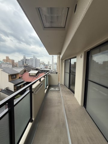 アルモード京都高辻のバルコニー|東側バルコニーのお写真です。