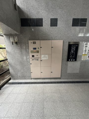 アルモード京都高辻の設備|エントランスに宅配ボックスがございます。