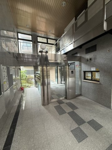 アルモード京都高辻のエントランス|オートロック付きのマンションです。