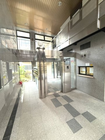 アルモード京都高辻のエントランス|オートロック付きのマンションです。