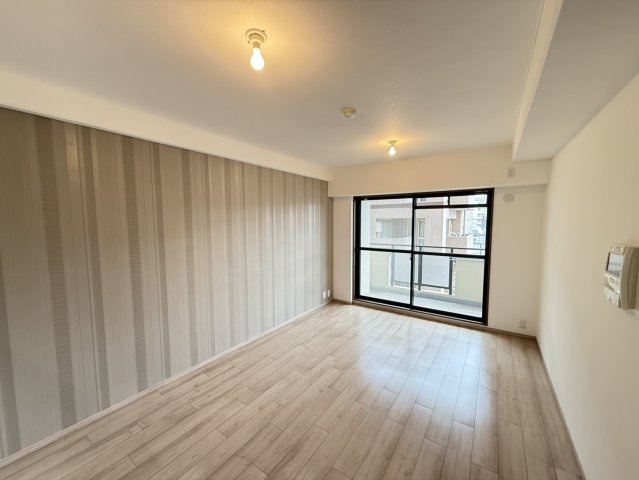 アルモード京都高辻の居間・リビング|約12.8帖のLDKです。東側バルコニーに面しています。