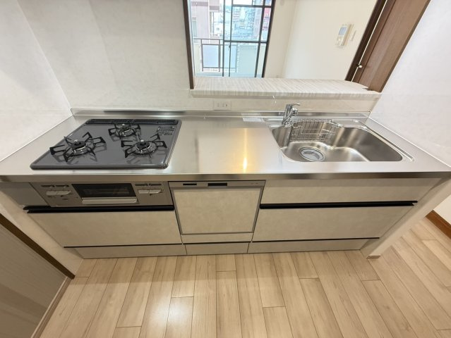 アルモード京都高辻のキッチン|食洗機・ガス3口コンロ付のシステムキッチンです。LDKでお子様が遊んでおられても様子を見ながらお料理が可能です。