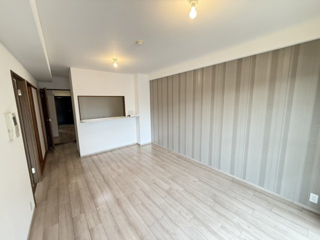 アルモード京都高辻の居間・リビング|約12.8帖のLDKです。東側バルコニーに面しています。