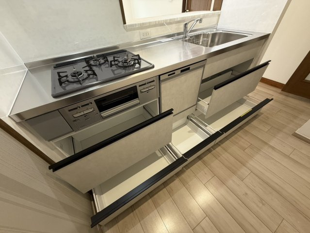 アルモード京都高辻のキッチン|収納が充実しているキッチンです。