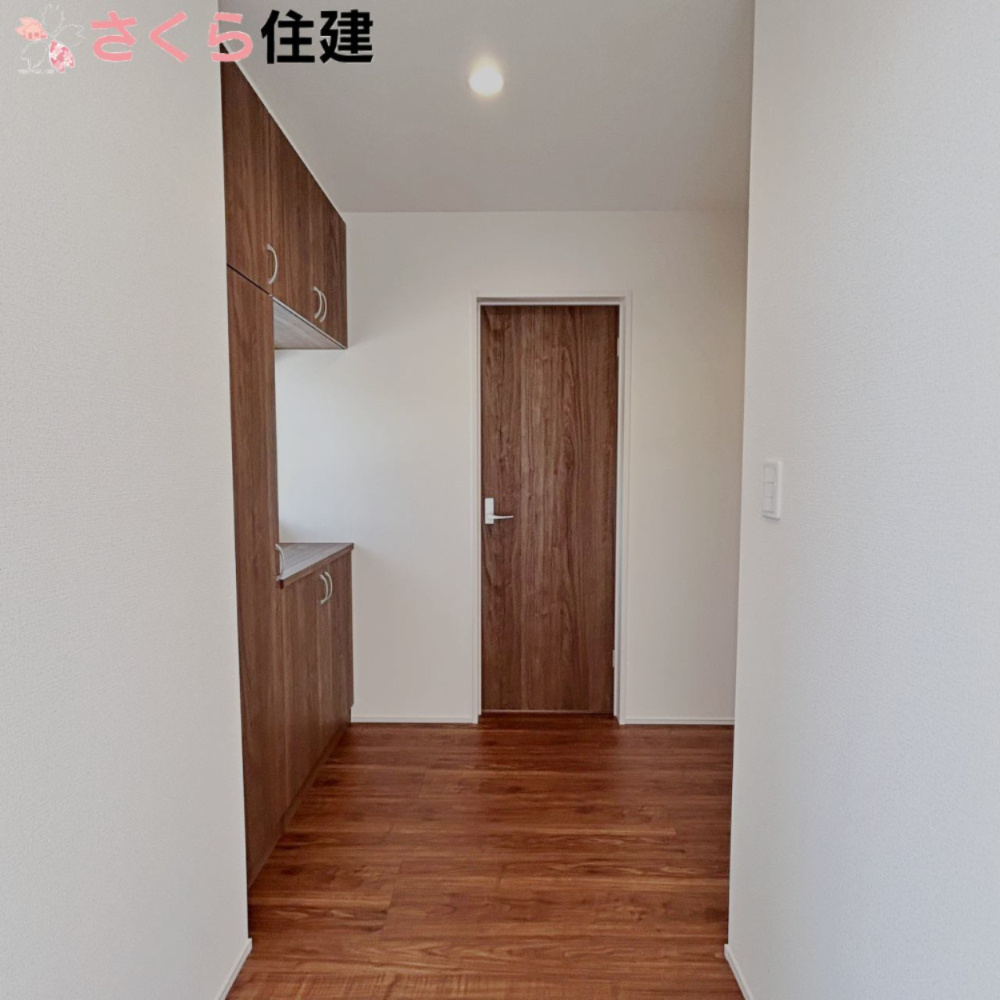 リーブルガーデン宇都宮市鶴田町第22　１号棟の玄関|玄関に入ると左手にシューズボックスがあります。お洒落な木目調で統一されております。