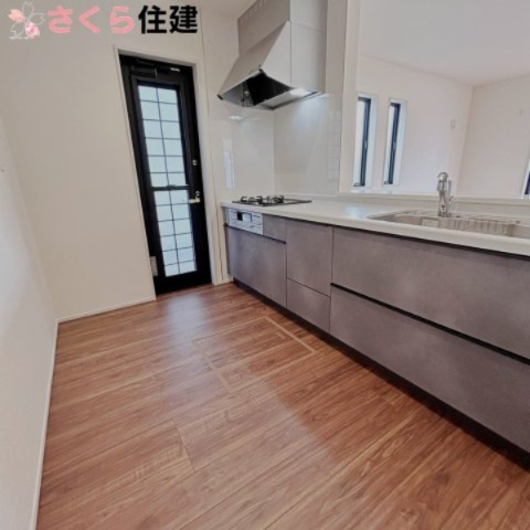 リーブルガーデン宇都宮市鶴田町第22　１号棟のキッチン|キッチンにはお勝手口も完備。床下収納庫がありますので非常食や調味料ストックも仕舞えます。