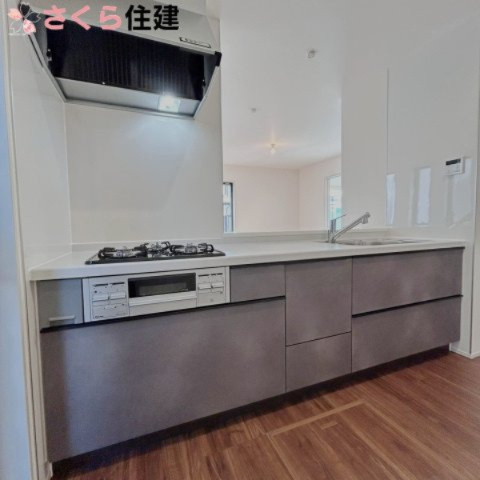 リーブルガーデン宇都宮市鶴田町第22　１号棟のキッチン|高級感のあるキッチンとなっております。コンロは三口ガスコンロです。