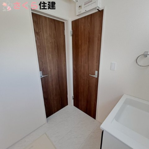 リーブルガーデン宇都宮市鶴田町第22　１号棟の脱衣所|脱衣所には、玄関側からもキッチン側からも出入り可能で便利です。