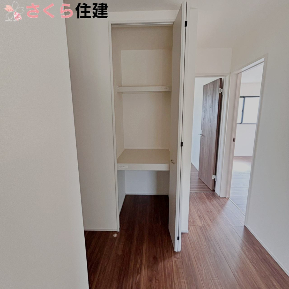 リーブルガーデン宇都宮市鶴田町第22　１号棟の収納|2F廊下の収納。ちょっとした収納は便利です。