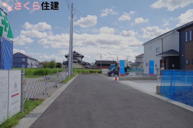 リーブルガーデン宇都宮市鶴田町第22　１号棟の前面道路含む現地写真|前面道路は幅６ｍありますので、車のすれ違いも安心です