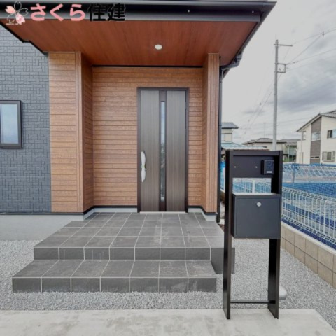 リーブルガーデン宇都宮市鶴田町第22　１号棟の玄関|木目調のアクセントサイディングを採用した、お洒落な玄関周りとなっております。