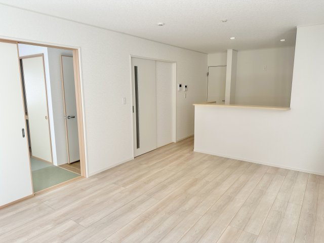 【内観：施工例】 | 【新築分譲住宅　～クレイドルガーデン～】 山形市江南　第23　☆全2棟☆ | 【Living room】
家族の食事や団らんのほか、子どもを遊ばせたり、友人を招いたりするLDKは住まいの中心です。
長時間過ごす場所だからこそ、ほっと落ち着く安心感のある場所にしたいですよね♪