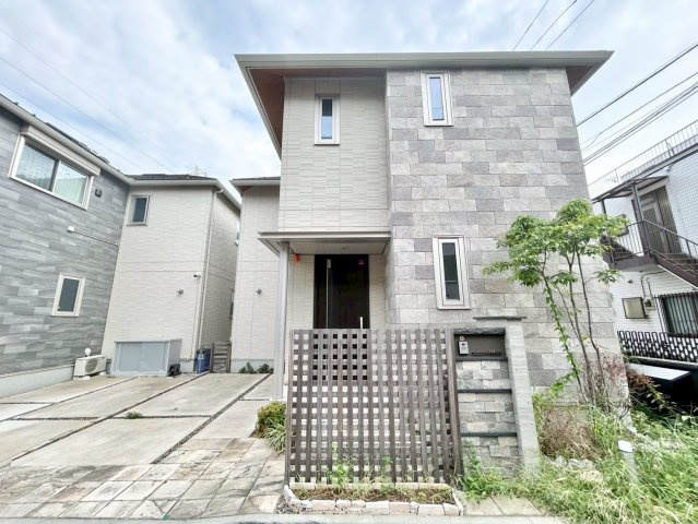 世田谷区代田5丁目　中古戸建の外観|レンガの外壁が気品と格調を演出する戸建。（2025.09.12撮影）

現地ご見学希望・資料請求などお気軽にお問い合わせ下さい！
03-5990-5201