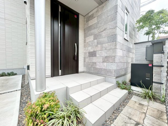 世田谷区代田5丁目　中古戸建の玄関|留守にしていても荷物が受け取れる宅配ボックス。再配達のストレスがありません！（2025.09.12撮影）

現地ご見学希望・資料請求などお気軽にお問い合わせ下さい！
03-5990-5201