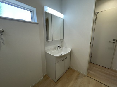 【独立洗面台】 | 【新築分譲住宅　～クレイドルガーデン～】 山形市江南　第23　☆全2棟☆ | 【Bathroom vanity】
脱衣スペースを含む空間はゆとりの広さを設け、また洗面化粧台の鏡の後ろに収納スペースを設ける事により、散らかりやすい洗面スペースをスッキリ保てます。