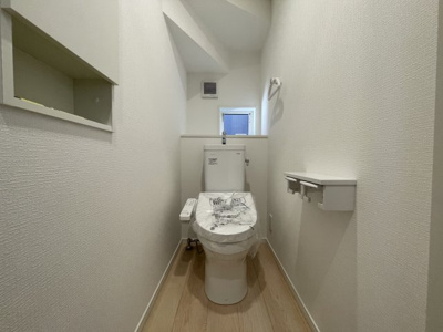 【トイレ】 | 【新築分譲住宅　～クレイドルガーデン～】 山形市江南　第23　☆全2棟☆ | 【Toilet】
ウォシュレット機能付きシャワートイレは、ツイントルネード洗浄なので、少ない水でもしっかりと前方の返し部分から後方部までしっかり洗浄！