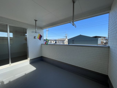 【バルコニー】 | 【新築分譲住宅　～クレイドルガーデン～】 山形市江南　第23　☆全2棟☆ | 【Balcony】
屋根付きでひろびろバルコニーですので、物干しは勿論、お酒を飲みながら寛ぐスペースとしてもいかがでしょうか？