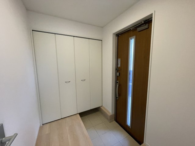 【玄関】 | 【新築分譲住宅　～クレイドルガーデン～】 山形市江南　第23　☆全2棟☆ | 【Entrance】
玄関ドアと小窓からの光が明るさを演出します。シューズクローゼットには写真や季節のお花を飾ることが出来ますよ♪