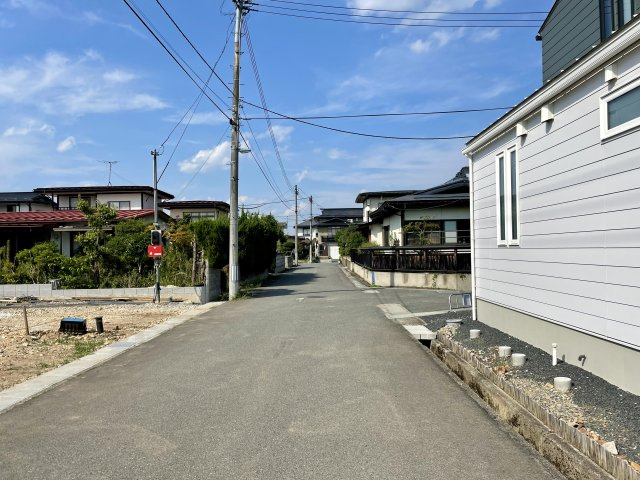 【前面道路含む現地写真】 | 【新築分譲住宅　～クレイドルガーデン～】 山形市江南　第23　☆全2棟☆ | こちらの物件が少しでも気になるようでしたら、お気軽にお問合せください。人生でいちばん大きなお買い物ですので、ゆっくりご見学ください。ネット上の画像と実際の見学では、リアル感がまるで違います。