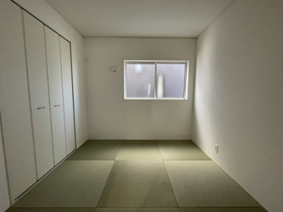 【その他】 | 【新築分譲住宅　～クレイドルガーデン～】 山形市江南　第23　☆全2棟☆ | 【Japanese style room】
家事スペースやお子様の遊び場として、または客室として、大活躍間違いなしの和室。注目されているダイヤロン畳を使用。傷みづらくダニやカビの発生も抑えてくれます◎