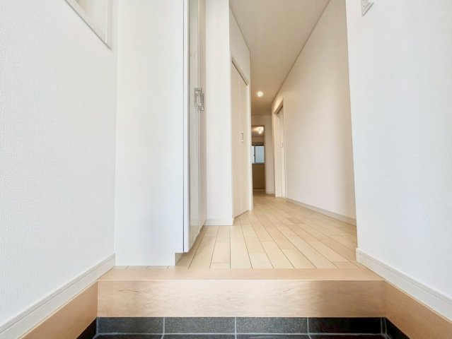 北区赤羽北3丁目　新築戸建　残2棟の玄関|2号棟現地写真（2025.09.08撮影）

ご内見希望・資料請求などお気軽にお問い合わせ下さい！
03-5990-5201