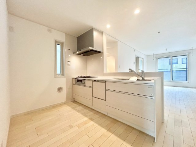 北区赤羽北3丁目　新築戸建　残2棟のキッチン|2号棟現地写真（2025.09.08撮影）

ご内見希望・資料請求などお気軽にお問い合わせ下さい！
03-5990-5201