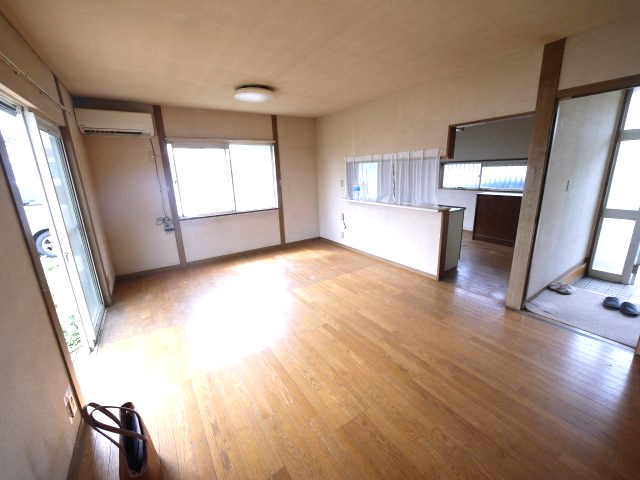 八街市山田台　中古戸建の居間・リビング|敷地約110坪駐車車種により多数台可能  3LDK 菜園やドックランが可能ですコンテナハウス付き