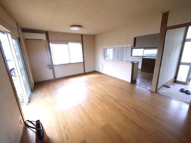 八街市山田台　中古戸建の居間・リビング|敷地約110坪駐車車種により多数台可能  3LDK 菜園やドックランが可能ですコンテナハウス付き
