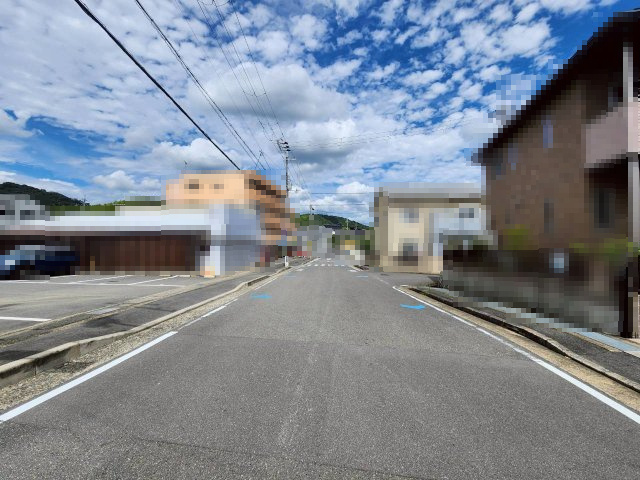 【価格改定】長岡京市高台2丁目の前面道路含む現地写真|南側・西側の二方道路です。
どちらも広々とした道路幅員です！